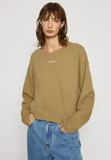 Buzo de cuello redondo en color verde oliva, confeccionado en tejido de algodón con textura. Presenta un corte holgado, mangas largas con hombros caídos y un pequeño logo bordado en el centro del pecho.