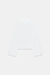 Camiseta entallada de algodón Supima color marrón, con cuello redondo y mangas largas acampanadas.