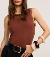 Top sin mangas color rosa claro, de corte ajustado, con cuello redondo y ribete de satén en el cuello y las sisas.