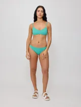 Bombacha de bikini verde turquesa, de tiro bajo y diseño clásico.