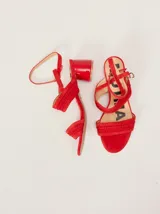 Sandalias de gamuza color bordó con taco bloque de charol, tiras con pespuntes artesanales en cuero y tira fina ajustable al tobillo.