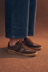 Zapatilla urbana de cuero vacuno y gamuza en color suela, con cordones al tono y suela de caucho. Diseño clásico con paneles combinados.