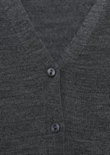 Cardigan de punto fino color gris, con cuello en V, manga larga y cierre frontal de botones.