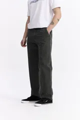 Pantalón de twill color marrón oscuro, estilo clásico de 5 bolsillos, con corte regular y logo bordado.