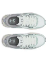 Championes Under Armour modelo W Mirage Sport, con capellada de malla transpirable y superposiciones de gamuza en tono verde menta, detalles en gris y suela con plataforma color beige.