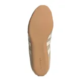 Championes Adidas Tokyo de mujer, confeccionados en gamuza suave de color beige con las icónicas tres tiras y detalles en blanco, y suela de caucho.