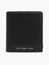 Billetera trifold de cuero vacuno color negro con textura acanalada y logo de Tommy Hilfiger en la parte inferior. Cuenta con múltiples ranuras para tarjetas, compartimento para billetes y bolsillo interior con cierre a presión para monedas.