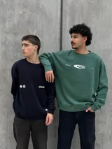 Buzo verde con logo 'OSTEN' estampado en el pecho.