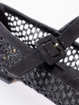 Zapatos Mary Jane de punta cuadrada confeccionados en rafia y cuero nobuck negro, con tira ajustable con hebilla en el empeine y taco plano bajo.