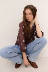 Jeans de corte holgado y tiro medio, color azul claro con efecto deslavado.