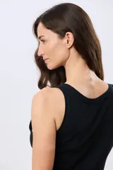 Musculosa básica lisa color beige, con escote redondo y tapeta frontal con tres botones.