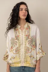Campera liviana de satén con estampado floral y tropical, cierre frontal con cremallera, cuello mao y puños y cintura elásticos.