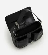 Cartera shoulder mediana Satinato de poliuretano color negro con acabado glossy, formato estructurado, tapa frontal con hebilla decorativa, bolsillos delanteros, asa regulable con hebilla y detalles de herrajes metálicos plateados.