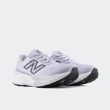 Championes de running New Balance 880v15 de color lila con detalles en blanco y negro. Cuentan con capellada de malla transpirable, tecnología Fresh Foam X en la entresuela y el característico logotipo "N" en los laterales.
