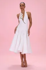 Vestido midi blanco Patbo de tricolina con cuello halter, escote pronunciado en V y detalle de aplicación floral en relieve en el pecho. Presenta falda amplia con vuelo.