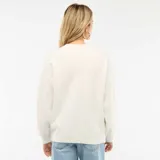 Sweater de punto color blanco con cuello redondo, mangas largas y detalle de flores bordadas tono sobre tono en la parte superior.