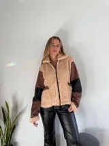 Campera con cierre frontal, de piel sintética color beige con detalles en marrón y negro.