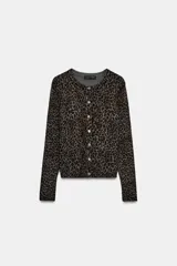 Chaqueta de punto de manga larga y cuello redondo, con cierre frontal de botones y estampado animal print en tonos marrones y negros.