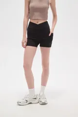 Short de poliamida negro, ajustado al cuerpo, de tiro medio con diseño cruzado en la cintura.