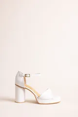Sandalias de taco alto color blanco, con plataforma, taco cilíndrico, capellada con tira cruzada y tira ajustable al tobillo con hebilla dorada.