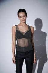 Musculosa sin mangas con diseño de malla metálica recubierta de strass brillante, con escote profundo y corte al cuerpo.