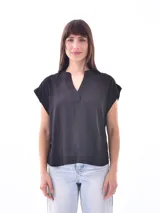 Blusa negra de manga corta con cuello mao y abertura en V con un botón.