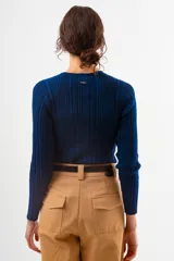 Top de tejido liviano con textura acanalada, de calce al cuerpo y manga larga con cuello redondo.