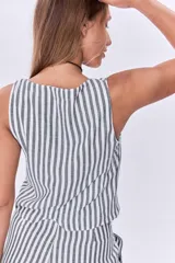 Chaleco a rayas verticales color verde y blanco, con escote en V y cierre frontal con botones.