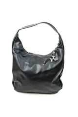Bolso tipo hobo de cuero sintético negro, con cierre superior y correa de hombro integrada. Incluye un llavero colgante metálico con forma de perrito inflable.