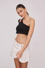 Top corto blanco de algodón, con un solo hombro y corte asimétrico.