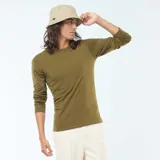 Remera de manga larga color verde oliva, de corte ajustado y cuello redondo.