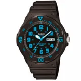 Reloj Casio de estilo deportivo tipo diver, con caja de resina negra de 44 mm y esfera negra con números e índices en color azul. Cuenta con bisel giratorio, calendario con día y fecha, y malla de resina negra.