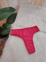 Bombacha tipo vedetina de algodón color rojo, con terminaciones en el mismo tono.
