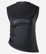 Blusa sin mangas confeccionada en material sintético PU, color negro, con cuello redondo, cierre por cremallera en la espalda, drapeado en el lateral y bajo asimétrico.