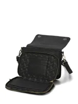 Cartera tipo bandolera de color negro, con solapa frontal, asa superior fija y correa larga ajustable y extraíble. Presenta el logo de la marca grabado en letras doradas en la parte frontal.