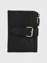 Billetera de cuero natural color negro con diseño de hebilla decorativa frontal en tono dorado. Cuenta con cierre perimetral, múltiples ranuras para tarjetas, compartimento para billetes y tecnología de protección RFID.