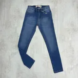 Pantalón de jean chupín azul claro con efecto localizado.