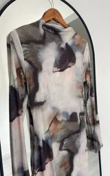 Vestido largo de tela elastizada con estampado abstracto en tonos marrones, azules y blancos.