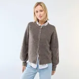 Cárdigan de punto grueso en color marrón, con cuello redondo, cierre frontal de botones y mangas largas con puños ajustados.