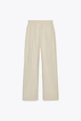 Pantalón azul marino de lino, de tiro alto con cintura elástica ajustable con cordones, bolsillos delanteros y pernera recta.