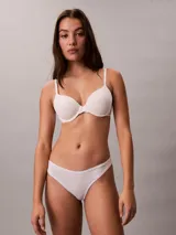 Bombacha tipo colaless de tiro bajo, confeccionada en microfibra elástica suave y sedosa. Presenta un diseño minimalista con cobertura mínima trasera y detalle de la marca sutilmente estampado en la cintura.