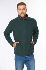 Campera de polar azul marino con cierre frontal completo, cuello alto y bolsillos laterales con cierre. Presenta un bolsillo vertical con cierre en el pecho y logo bordado.