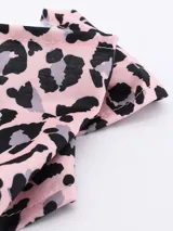 Pañuelo bandana de tela color rosa con estampado animal print de leopardo en negro y gris.