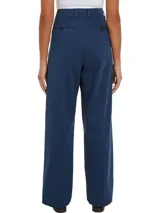 Pantalón chino azul marino de algodón elástico, corte amplio, pierna recta y pinzas delanteras.