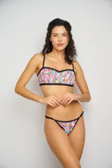Top de bikini color ocre con escote corazón y breteles regulables.