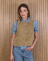 Chaleco de denim marrón con cuello redondo, pespuntes decorativos a contratono y detalle en los laterales.