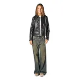 Campera de cuero sintético color negro, con cuello camisero, cierre frontal metálico, bolsillos laterales diagonales y puños con botón metálico.