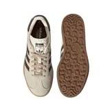 Championes adidas Gazelle Bold de plataforma, con diseño en gamuza color beige y detalles en marrón oscuro. Presentan las icónicas tres tiras laterales, suela de goma con relieve y logo de la marca en el talón.