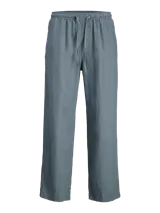 Pantalón jogging de pierna ancha color gris, con fit amplio y tiro medio alto. Cintura elástica con cordón ajustable, bolsillos delanteros y traseros, y puños doblados.