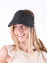 Gorro tipo visera de playa en color negro, confeccionado en material tejido con textura trenzada.